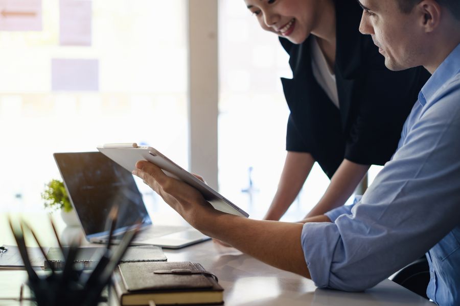 Dos personas revisando sus inversiones en una tablet