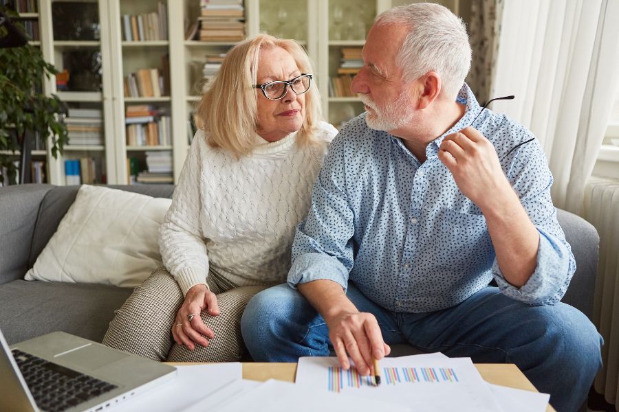 Pareja revisando las cuentas de su jubilación sobre la mesa
