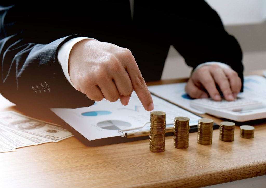 Persona revisando sus finanzas personales con calculadora y documentos