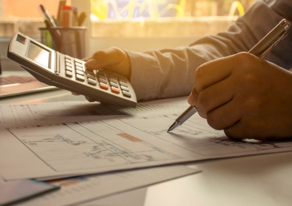 Documentos de un plan de pensiones junto a notas sobre fiscalidad y rentabilidad